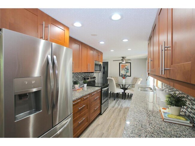 Foto del edificio - 2320 Jonquil Ln N
