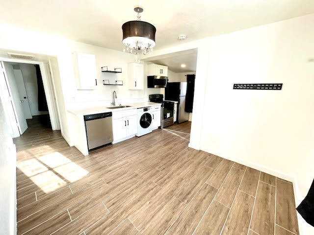 Foto principal - New renovated and move in ready. Roosevelt...