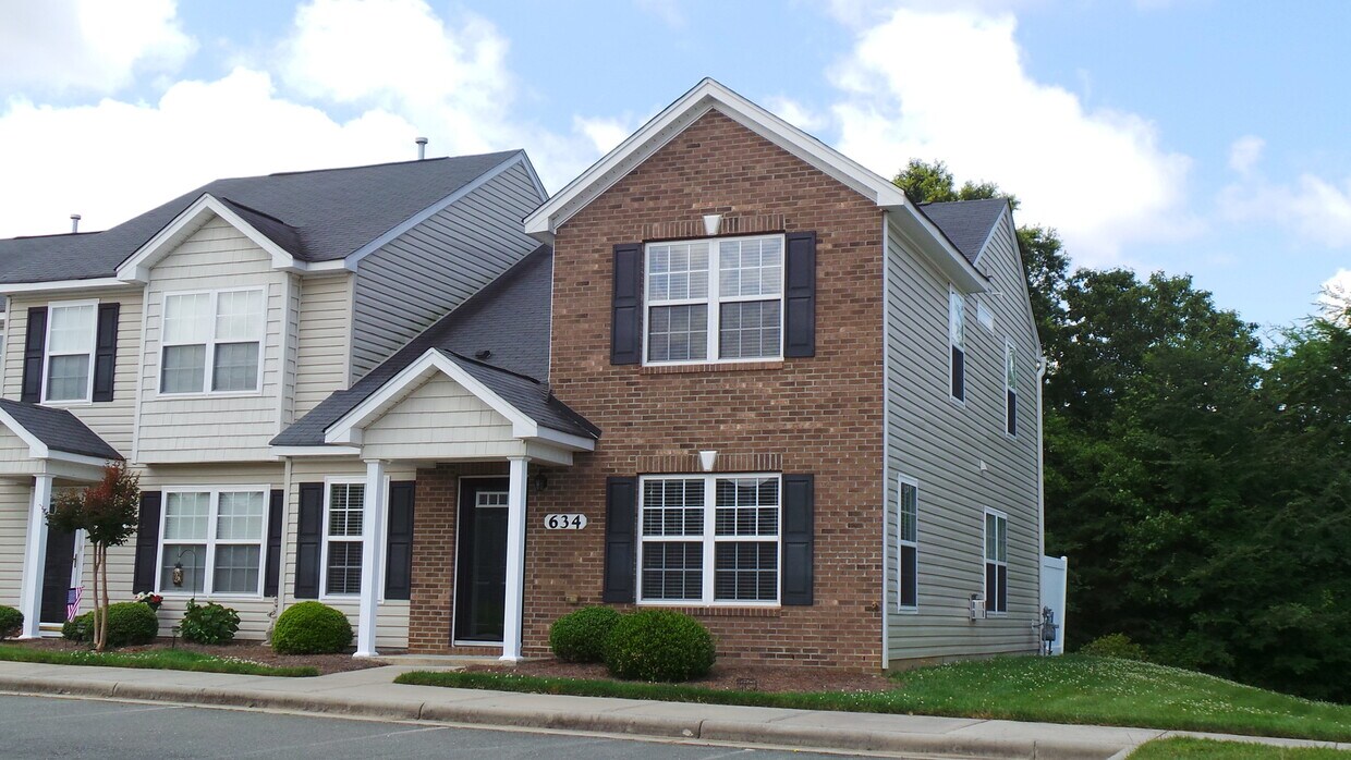  4 Bedroom End Unit Townhome Alquileres en Burlington, NC