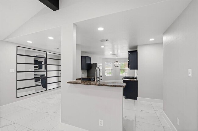 Foto del edificio - 9811 North St