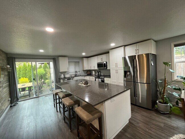 Building Photo - Charming Remodeled 3 Bed 2 Bath home in Be...