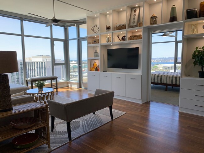 Building Photo - Downtown San Diego - fully furnished upsca...