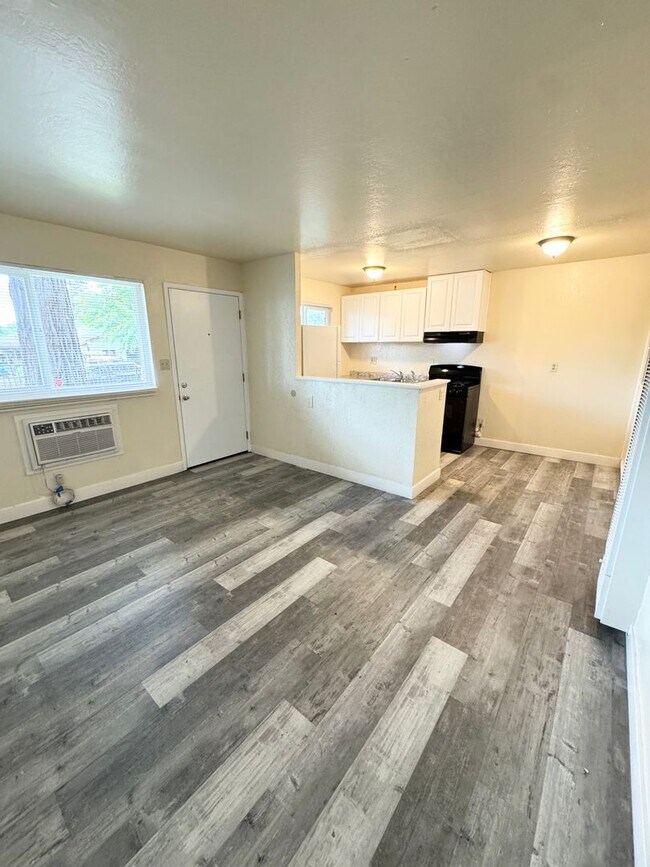 Foto del edificio - Move-In Special; Downstairs One Bedroom + Private Patio – Available Now! SEE VIDEO