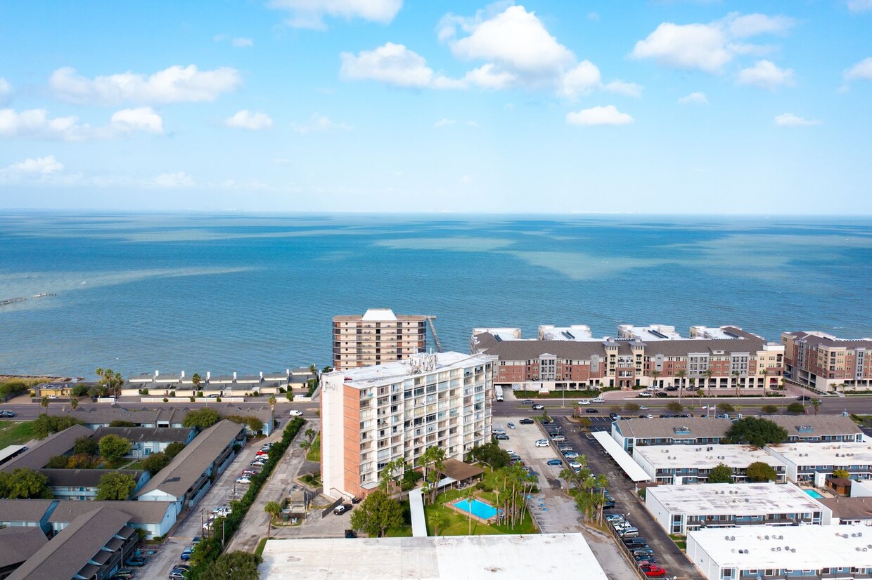 Primary Photo - Spacious & Easy Condo on Ocean Drive
