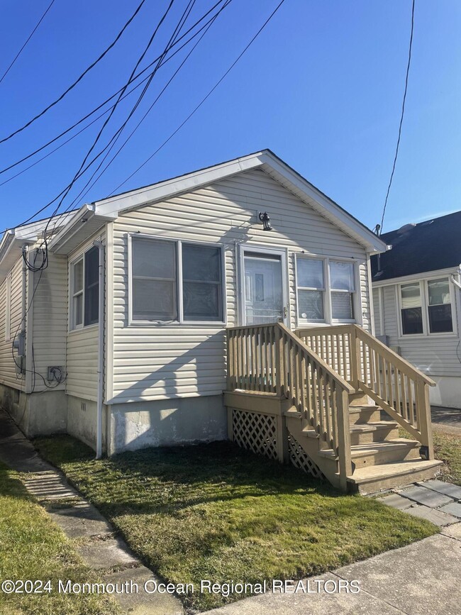 Building Photo - 1830 1/2 Fernwood Rd