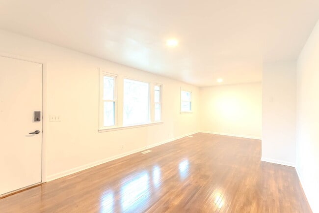 Building Photo - Fantastic 3 (4-ish) Bed Home | Lawn Care Included