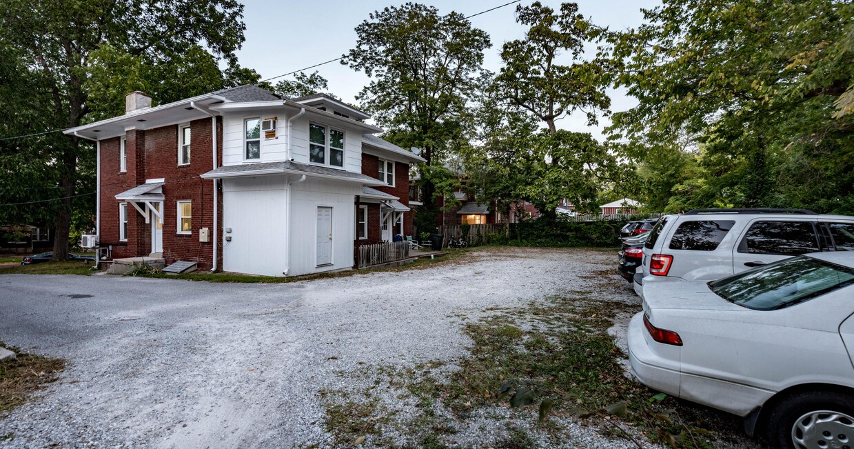 Primary Photo - 1402 University Ave