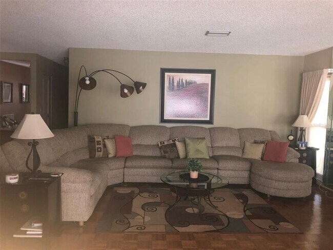Foto del edificio - 221 Cedarwood Cir