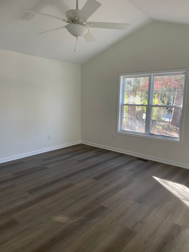 Foto del edificio - Updated 3 Bedroom Convenient to Shopping &...