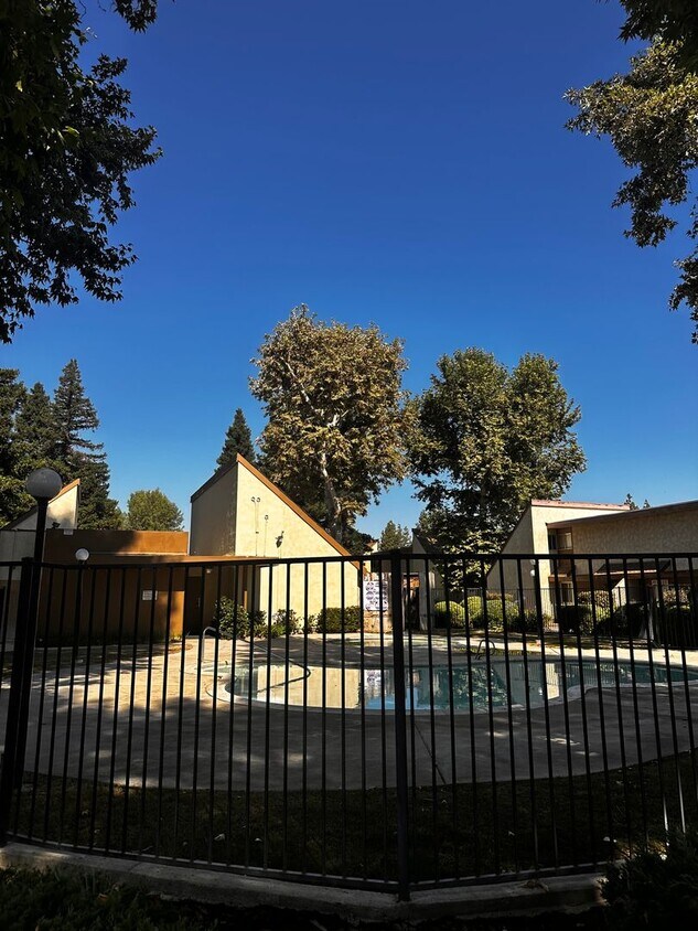 Building Photo - 2 Bedroom 1.5 Bathroom Townhouse For Rent