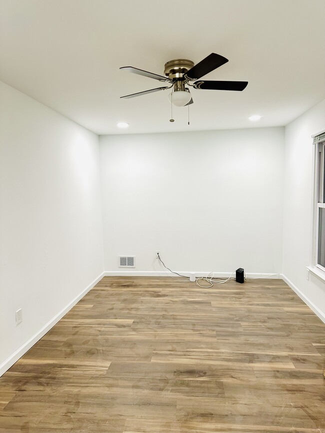 Building Photo - 60 Buttonwood Dr