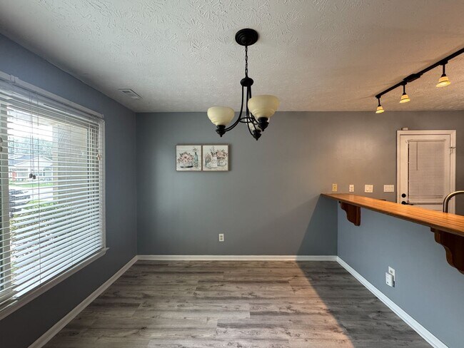 Foto del edificio - Charming 3 Bed 2 Bath Home with Fenced Yard