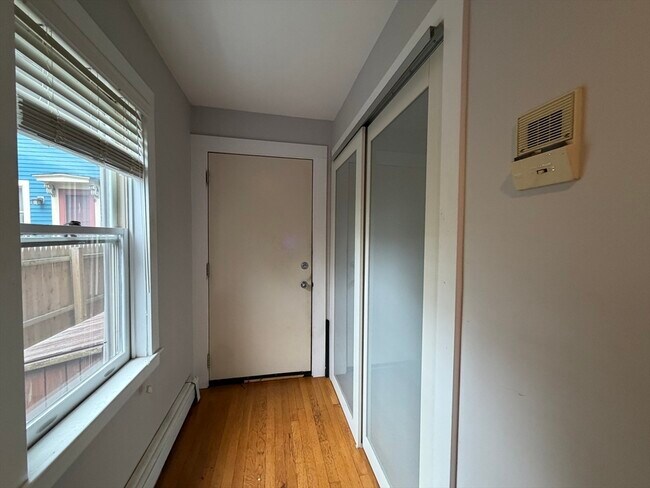 Foto del edificio - 221 Charles St