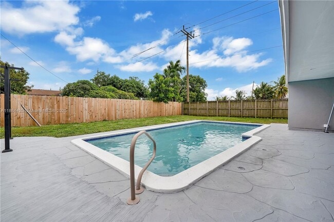 Building Photo - 2441 Tarpon Dr