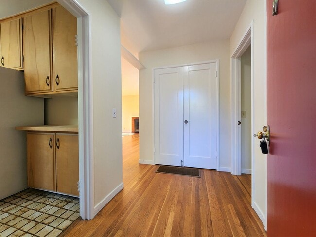 Building Photo - Charming three-bedroom, two-bath home in Midtown Palo Alto.