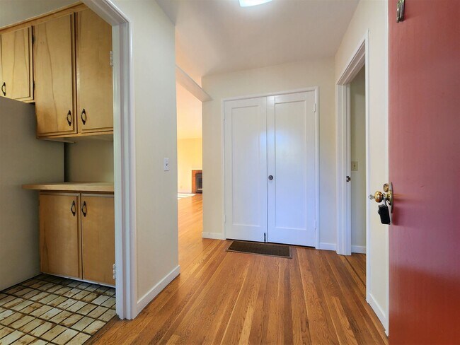 Foto del edificio - Charming three-bedroom, two-bath home in Midtown Palo Alto.