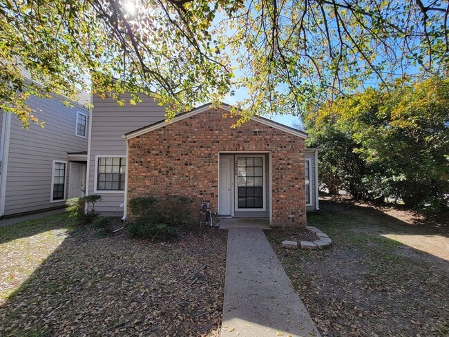 Building Photo - College Station -   2 bedroom / 2 bath Tow...