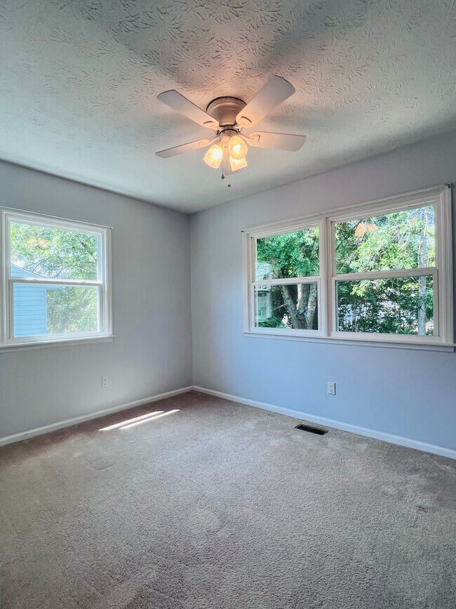 Building Photo - 3 bed/2 bath Townhome - 2.2 miles from Auburn University!