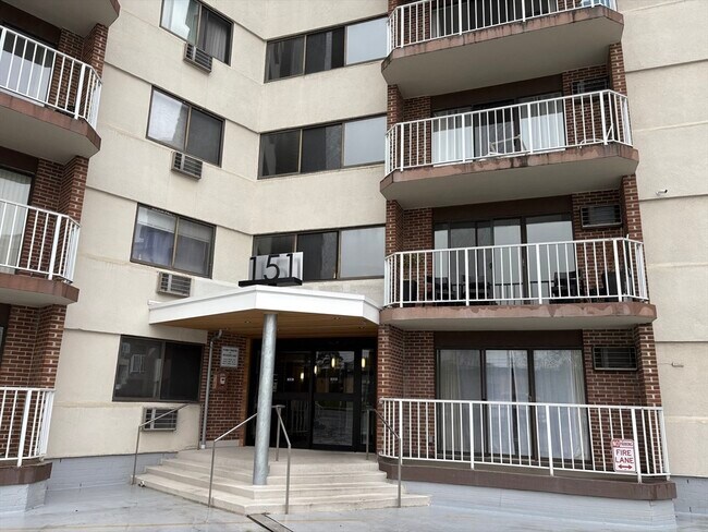 Foto del edificio - 151 Coolidge Ave