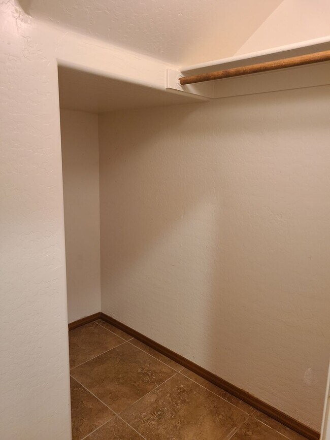 Foto del edificio - 5 Bedroom, 3 Bath Home in Secluded Neighbo...