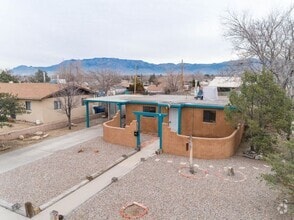 Building Photo - 2838 Aliso Dr NE