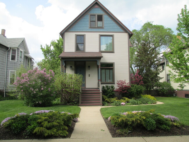 Building Photo - 1307 Washington St