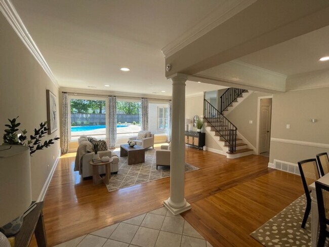Foto del edificio - Luxurious home in Collierville with an ing...