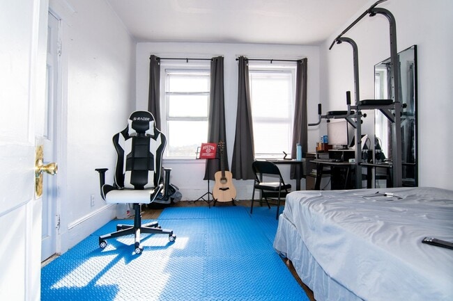 Foto del edificio - Great BU two bedroom, high ceilings, great living room