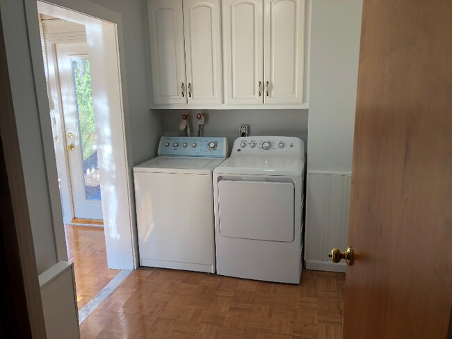 Foto del edificio - 11500 Elmwood Ln