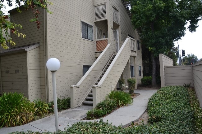 Building Photo - 1420 Foothill Meadows Ct