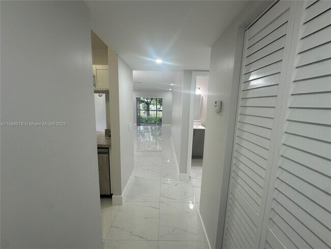 Foto del edificio - 10353 NW 8th St