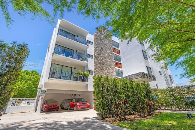 Building Photo - 810 Salzedo St