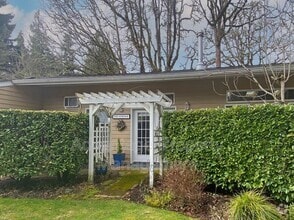 Building Photo - 1720 SW Brooklane Dr