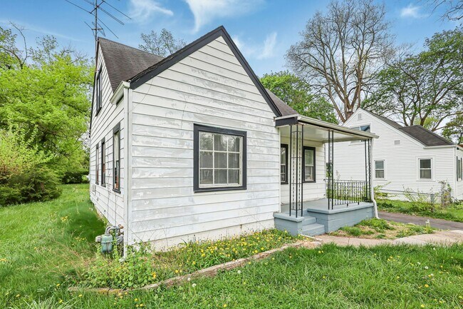 Building Photo - Newly Renovated - 3 Bed, 1.5 Bath Single-Family Home w/ Garage!!