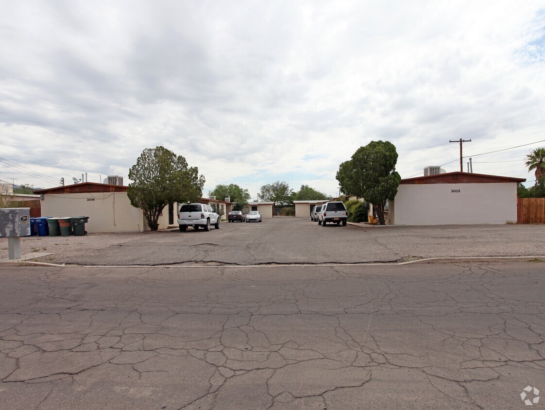 Building Photo - 3002-3004 N Geronimo Ave