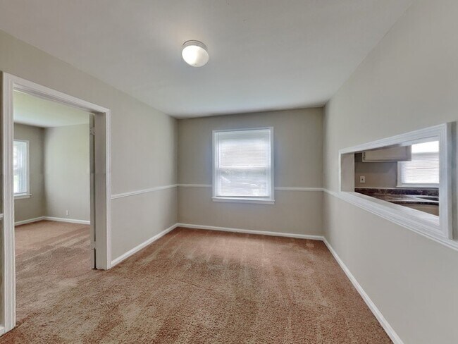 Building Photo - 3 bed 1.5 bath in Indy!