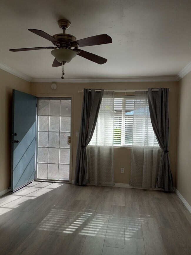 Foto del edificio - Location is Everything!  2 Minute Walk to the Sand of Mission Bay from Your Front Door!