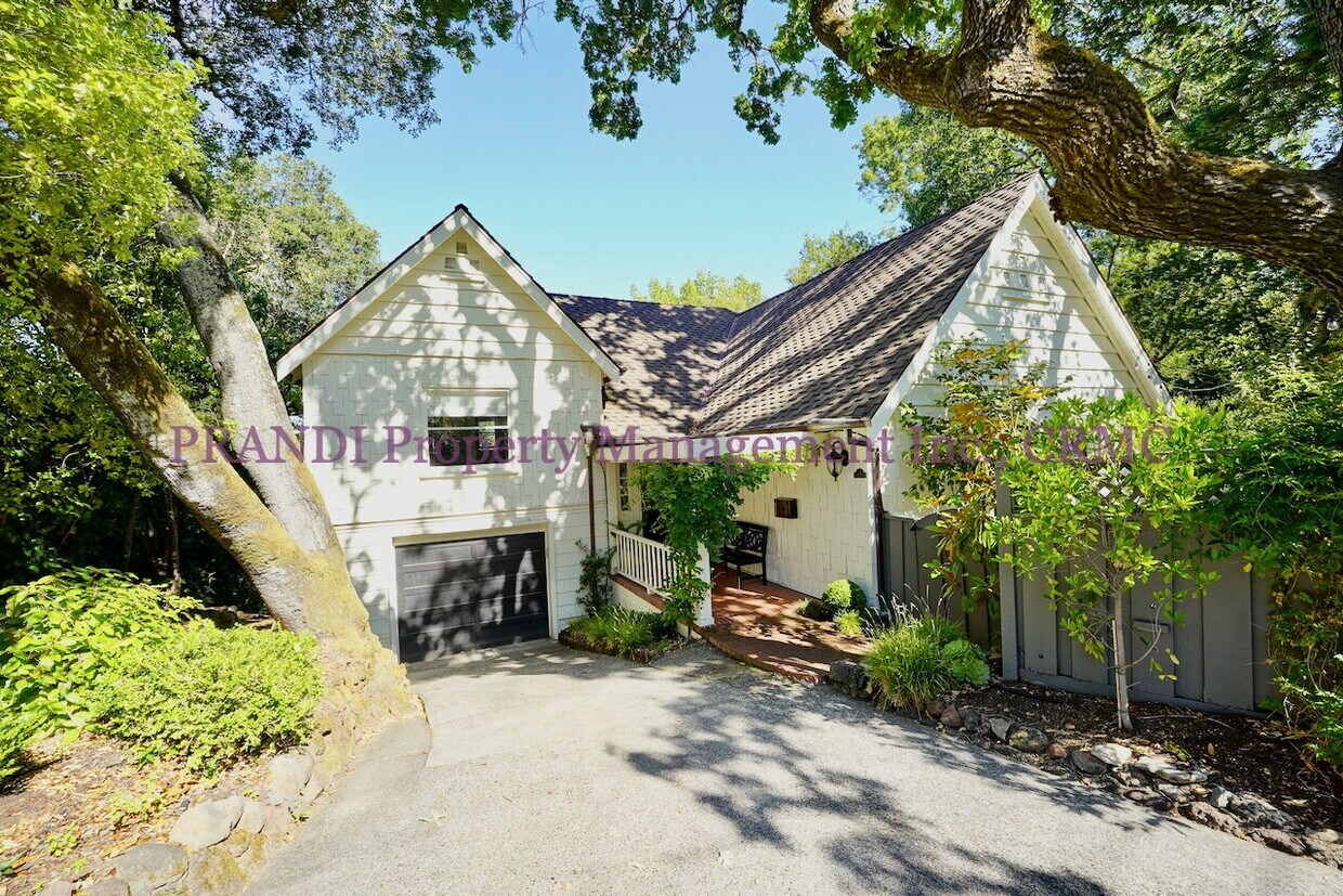 Foto principal - 3-Bedroom, 3-Bath Home with Expansive View...