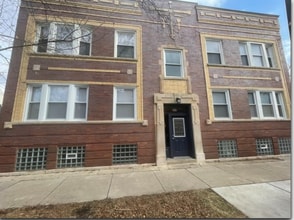 Building Photo - 909 N Austin Blvd