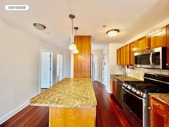 Building Photo - 93 Rapelye St