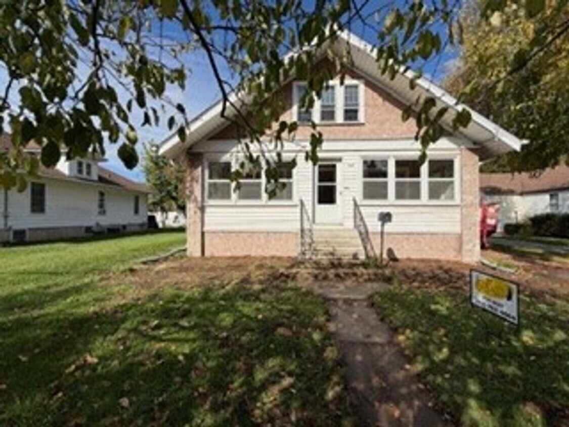 Primary Photo - 3 Bedroom 1 BA single family in the heart ...