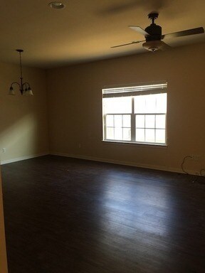 Building Photo - Absolutely Charming! Beautiful 3 bedroom t...