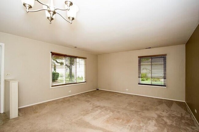 Building Photo - 1374 Quaker Ln