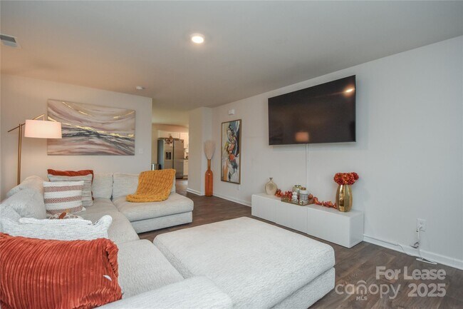 Foto del edificio - 318 Kingsford Dr