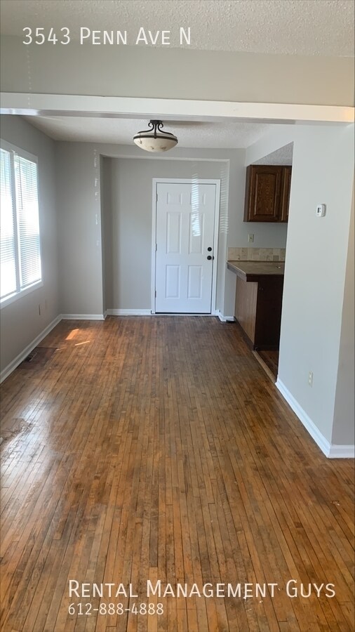 Building Photo - 3 Bedroom 1 bath! Off Street Parking!