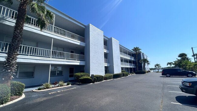 Building Photo - 1859 Shore Dr S