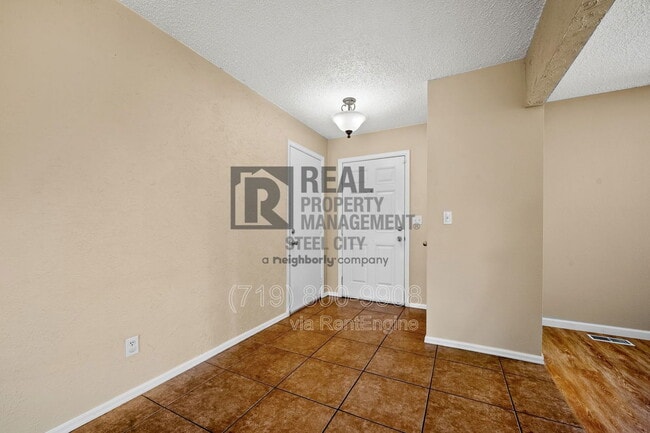 Building Photo - 12 Chicory Ct