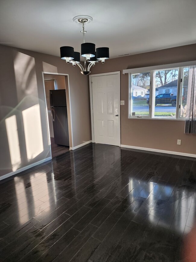 Building Photo - 3 Bedroom Home in Highland, IN