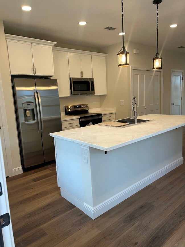 Building Photo - 206 W Fox St