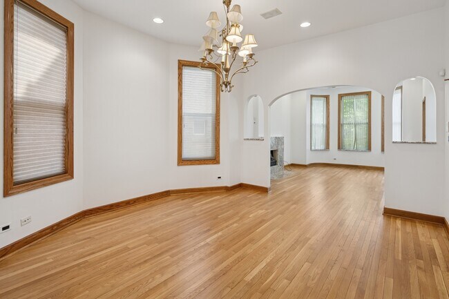 Building Photo - 4143 N Ashland Ave